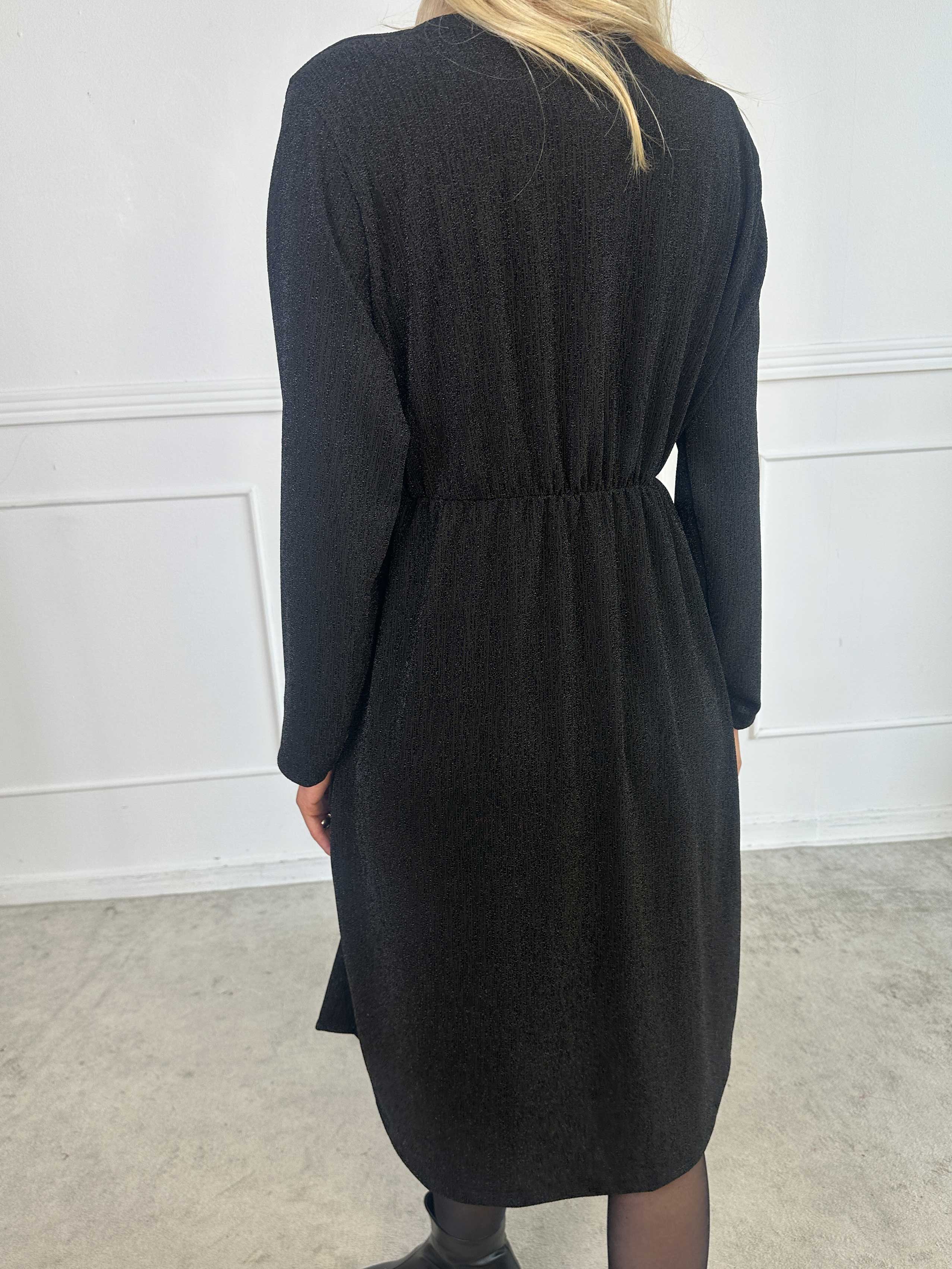 Lina - Söt festklänning med glittertrådar och elegant korsdetalj på bröstet